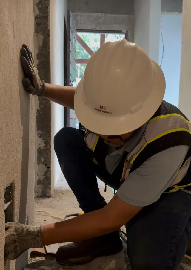 Francisco Méndez supervisando obra