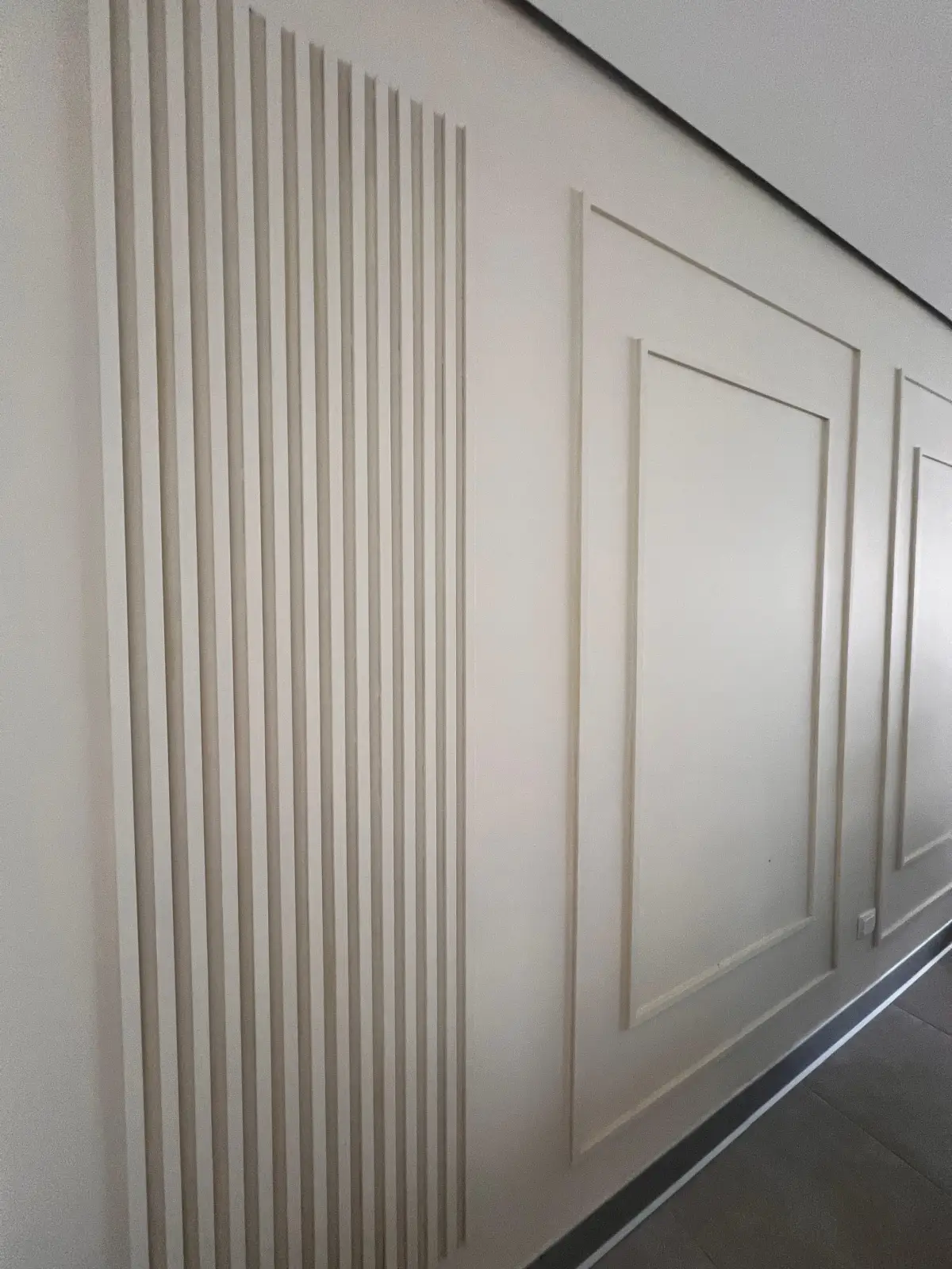 Pasillo con paneles de madera decorativos