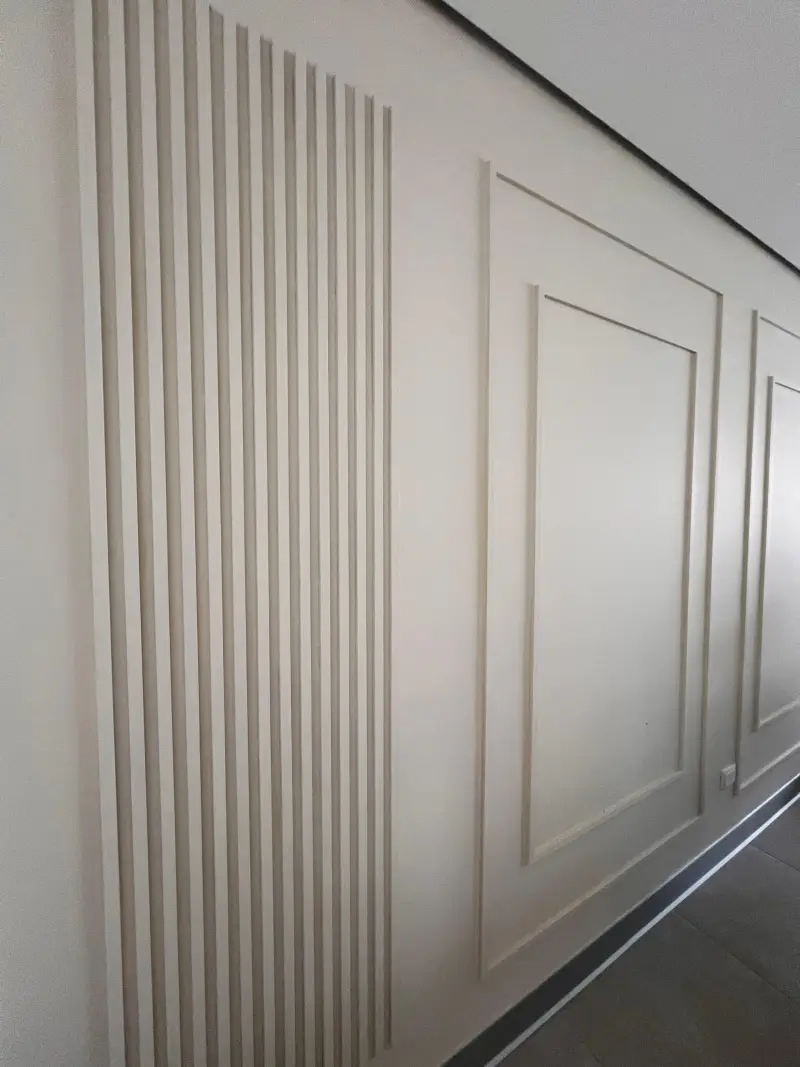 Pasillo con paneles de madera decorativos