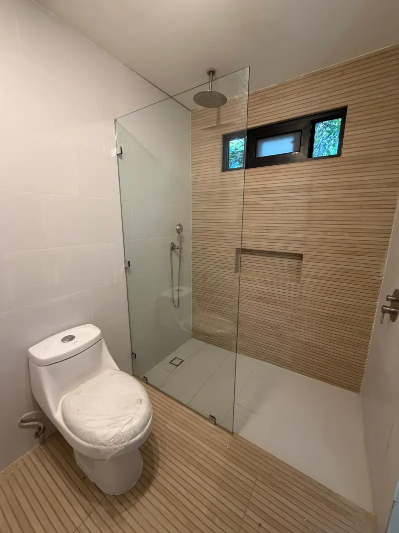 Baño con ducha de vidrio templado