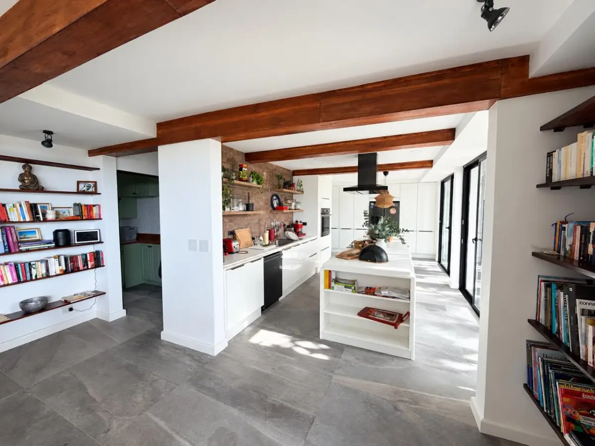 Cocina moderna con isla y acabados en madera