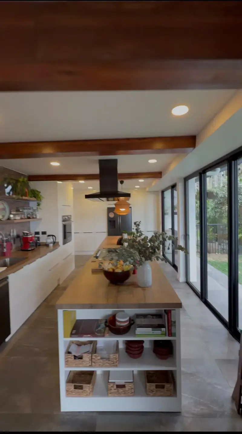 Cocina moderna con isla y acabados en madera